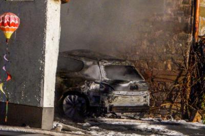 Oberriexingen: Verheerender PKW-Brand! Feuer drohte auf Fachwerkhaus ueberzugreifen - Schwierige Loescharbeiten auf Grund enger Bebauung